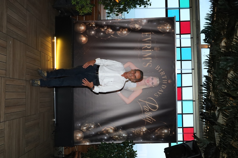 Evrim Ya�lak : Yeni Ya��n� Dostlar�yla Kutlad� 